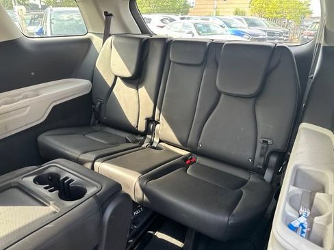 Used 2024 Kia Carnival LX FWD image 9