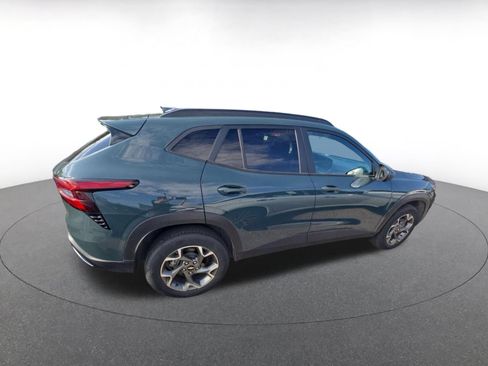 Used 2025 Chevrolet Trax LT FWD image 6