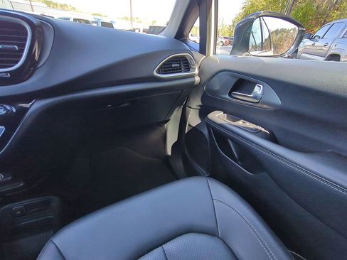 Used 2025 Chrysler Pacifica Select image 22