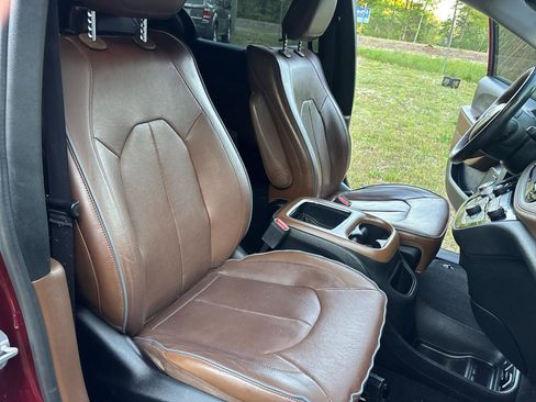 Used 2017 Chrysler Pacifica Limited image 31