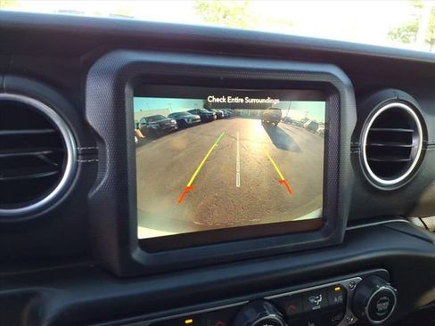 Used 2018 Jeep Wrangler Unlimited Sahara AWD/4WD image 31