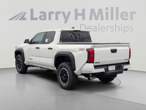 Used 2026 Toyota Tacoma TRD Off-Road w/ TRD Off Road Upgrade Package AWD/4WD image 3