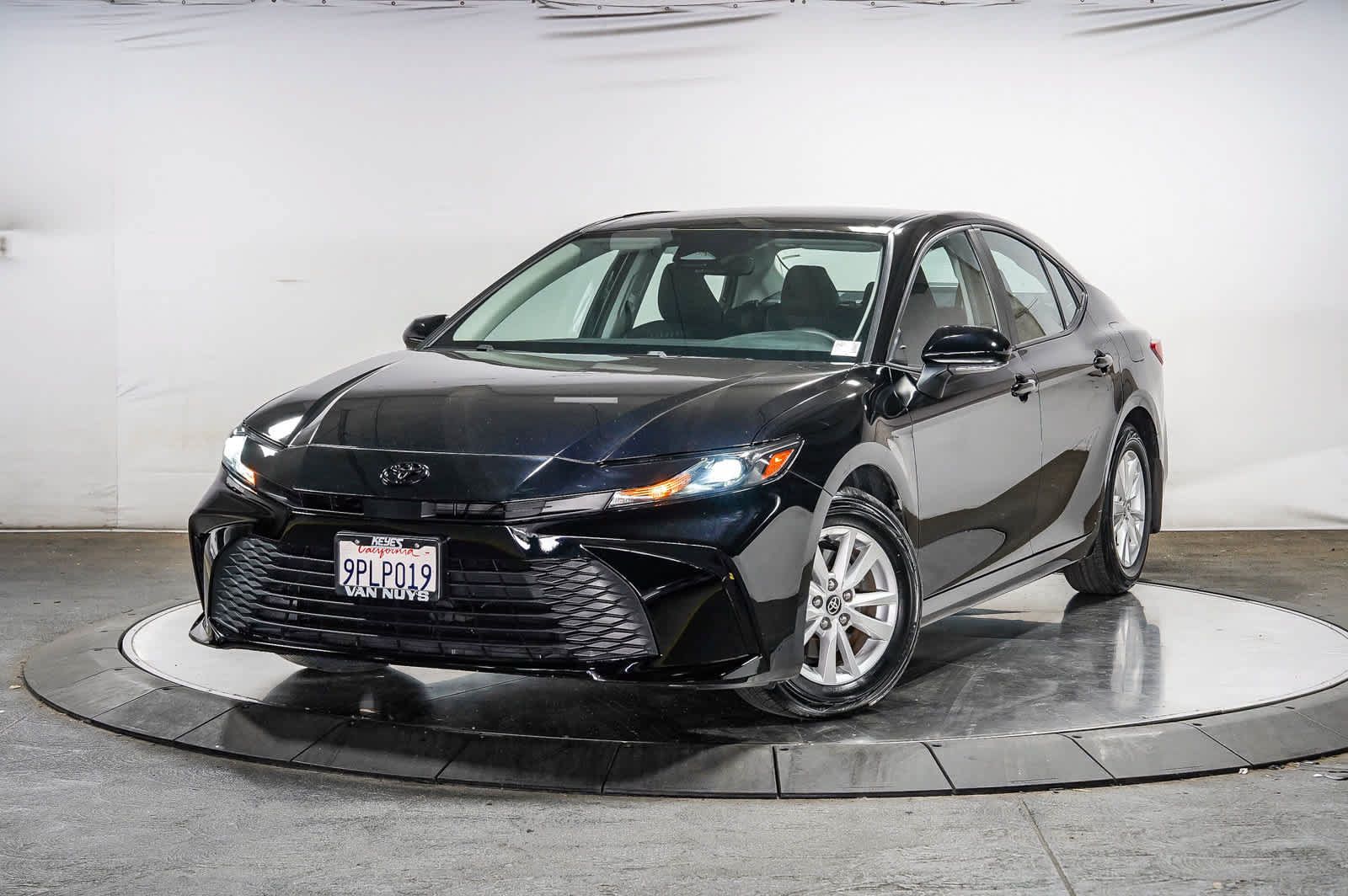 Used 2025 Toyota Camry LE w/ Convenience Package FWD image 1