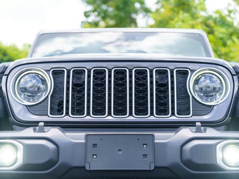 Used 2025 Jeep Wrangler Unlimited Sahara AWD/4WD image 33