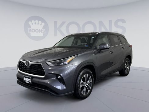 Used 2023 Toyota Highlander XLE FWD image 1