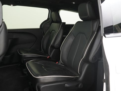 Used 2022 Chrysler Pacifica Limited w/ S Appearance Package image 17