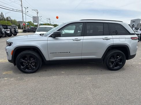 Certified 2023 Jeep Grand Cherokee Altitude AWD/4WD image 2