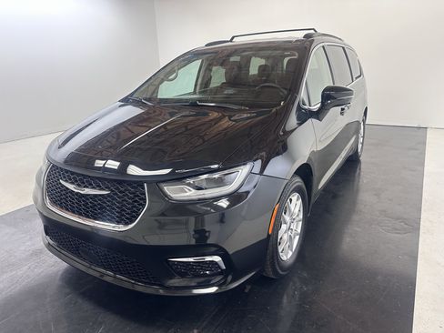 Used 2022 Chrysler Pacifica Touring-L image 6