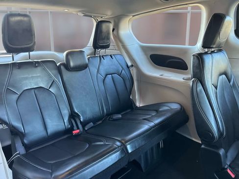 Used 2024 Chrysler Pacifica Touring-L image 16