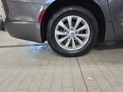Used 2018 Chrysler Pacifica Touring-L image 15