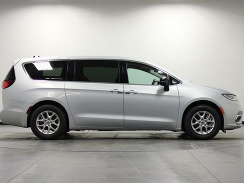 Used 2024 Chrysler Pacifica Touring-L FWD image 3