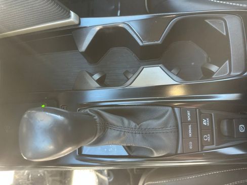 Used 2025 Toyota Camry SE image 6