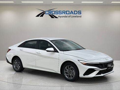 Used 2025 Hyundai Elantra Blue image 3