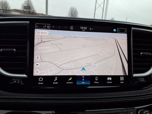 Used 2024 Chrysler Pacifica Limited image 4