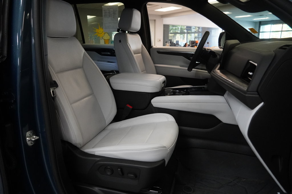 Used 2025 Chevrolet Tahoe Premier AWD/4WD image 36