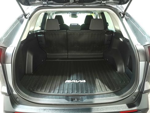 Used 2023 Toyota RAV4 XLE AWD/4WD image 5
