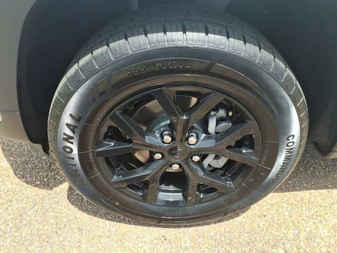 Used 2024 Jeep Grand Cherokee Altitude RWD image 9