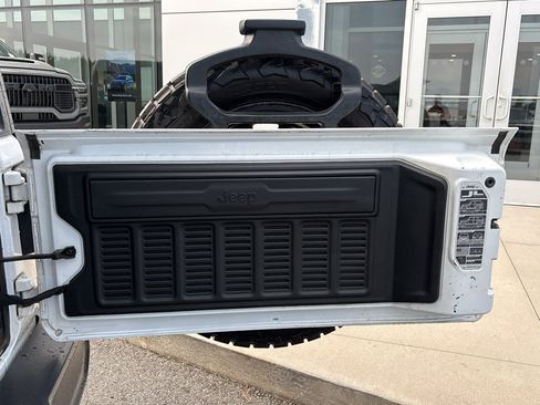 Used 2020 Jeep Wrangler Unlimited Sahara AWD/4WD image 9
