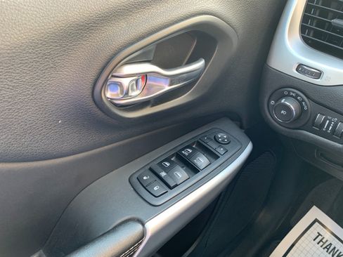 Used 2018 Jeep Cherokee Latitude Plus w/ Comfort/Convenience Group AWD/4WD image 14