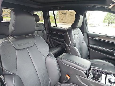 Used 2024 Jeep Grand Cherokee Overland w/ Luxury Tech Group IV image 12