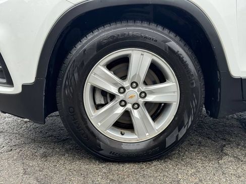 Used 2020 Chevrolet Trax LS w/ Tint and Cruise Package FWD image 5