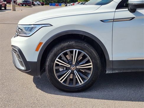 Used 2024 Volkswagen Tiguan SE image 8