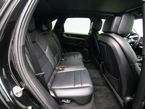 Used 2025 Porsche Cayenne AWD/4WD image 17