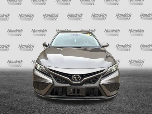 Used 2023 Toyota Camry SE image 3