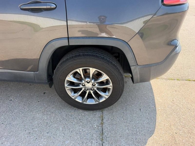 Used 2020 Jeep Cherokee Latitude Plus AWD/4WD image 6