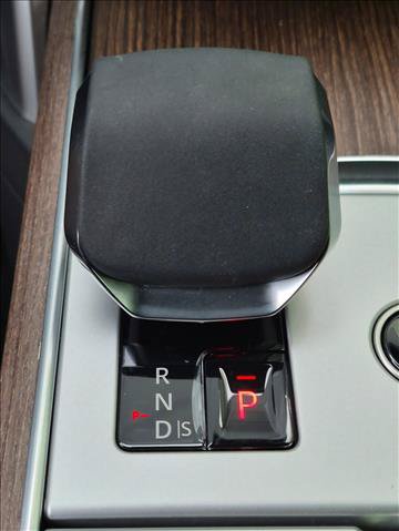 Used 2025 Land Rover Range Rover SE AWD/4WD image 12