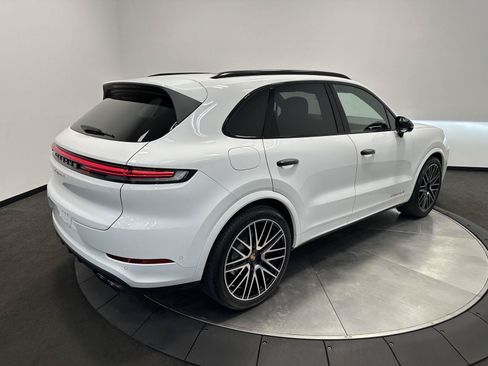 Used 2025 Porsche Cayenne S AWD/4WD image 7