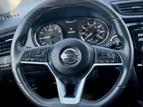 Used 2017 Nissan Rogue SV image 17