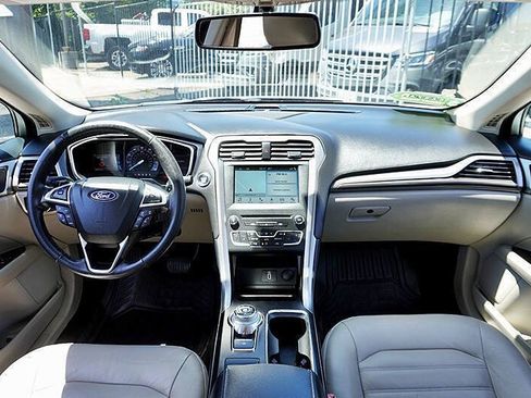 Used 2018 Ford Fusion SE w/ Fusion SE Technology Package FWD image 18