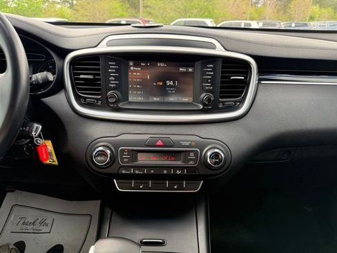 Used 2019 Kia Sorento S image 18