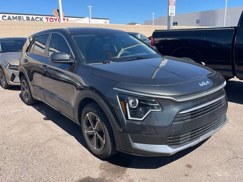 Used 2023 Kia Niro LX image 2