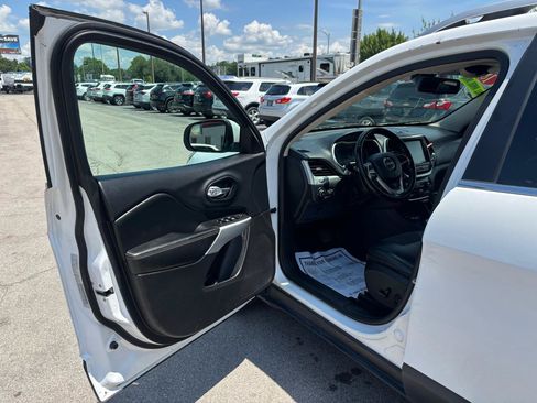 Used 2018 Jeep Cherokee Latitude Plus w/ Trailer Tow Group AWD/4WD image 13