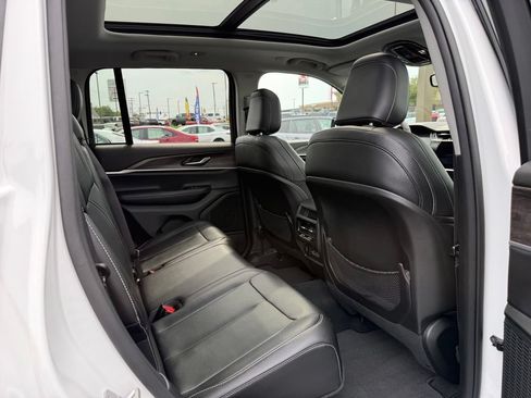 Used 2023 Jeep Grand Cherokee Limited w/ Black Appearance Package AWD/4WD image 17