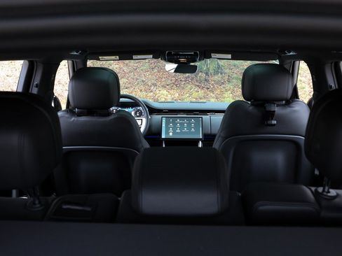 Used 2025 Land Rover Range Rover SE image 32