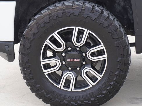 Used 2023 GMC Sierra 2500 AT4 w/ AT4 Preferred Package AWD/4WD image 4