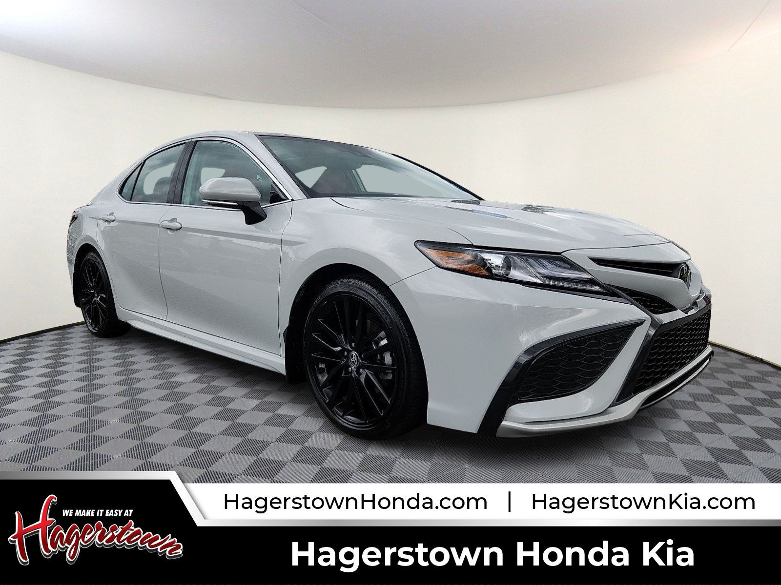 Used 2023 Toyota Camry XSE FWD image 1