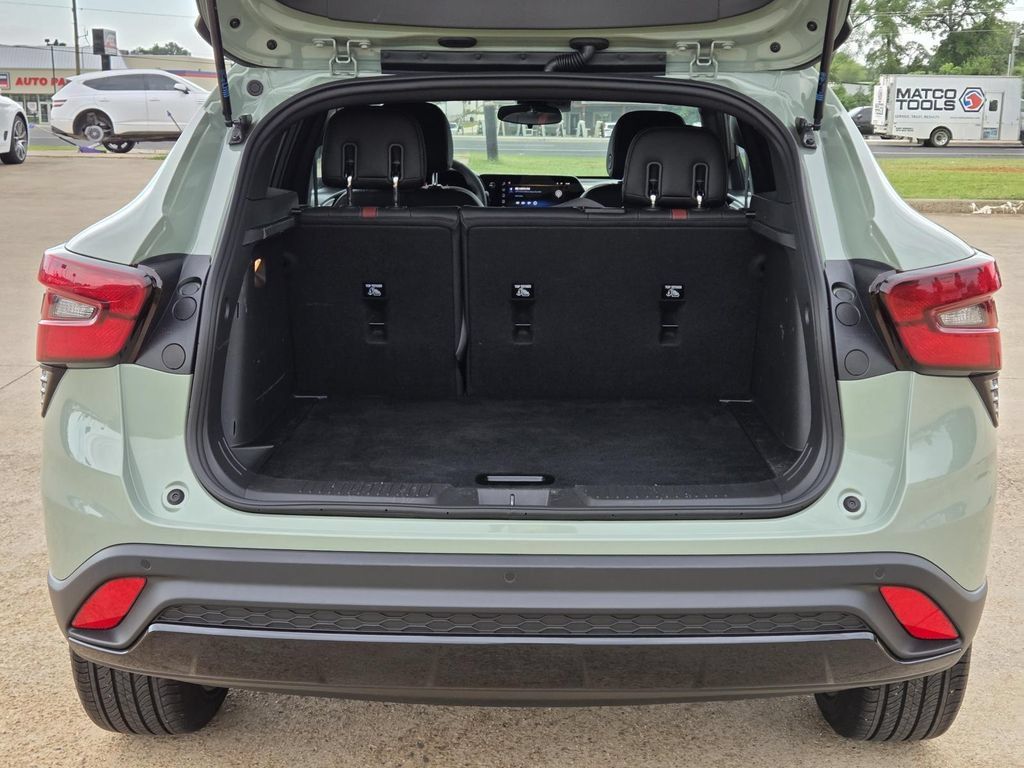 Used 2024 Chevrolet Trax RS w/ Sunroof Package FWD image 9