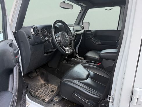 Used 2018 Jeep Wrangler Unlimited Sahara AWD/4WD image 35