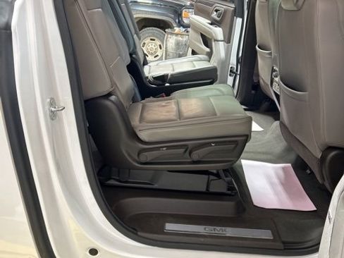 Used 2021 GMC Yukon XL SLT w/ Rear Media and Nav Package image 15