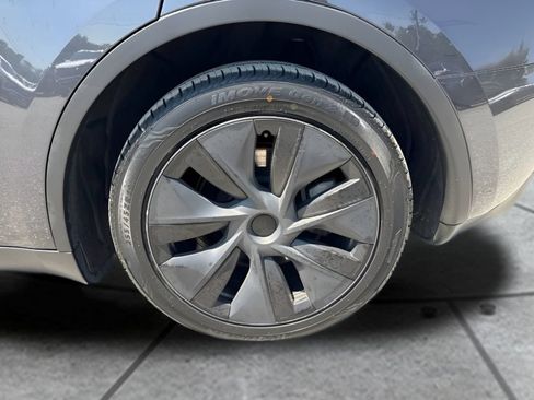Used 2024 Tesla Model Y Long Range RWD image 22