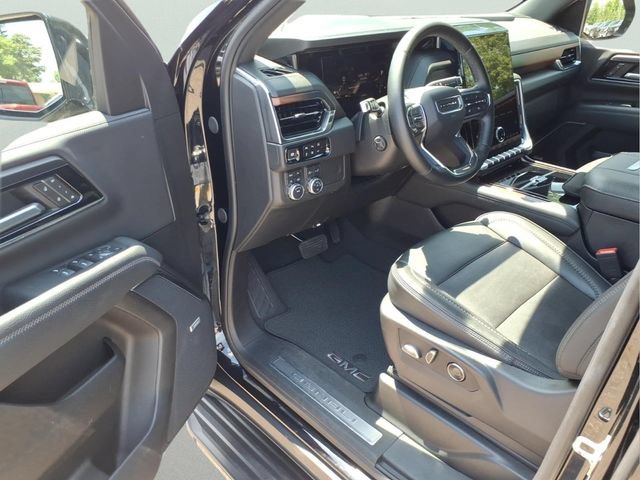 Used 2025 GMC Yukon Denali AWD/4WD image 9