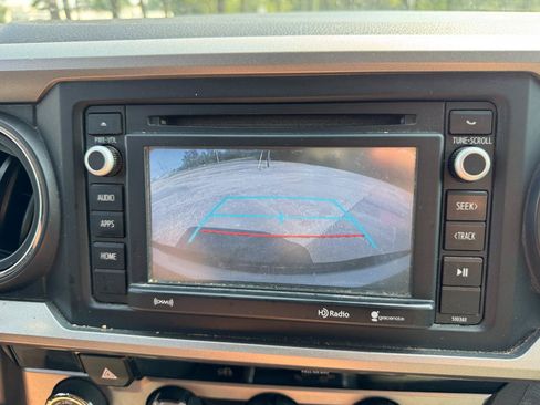 Used 2018 Toyota Tacoma SR5 AWD/4WD image 29