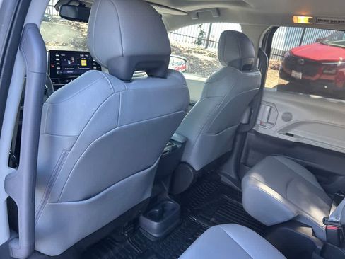 Used 2023 Toyota Sienna XLE AWD/4WD image 12