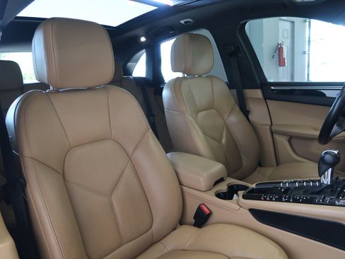 Used 2018 Porsche Macan AWD/4WD image 13