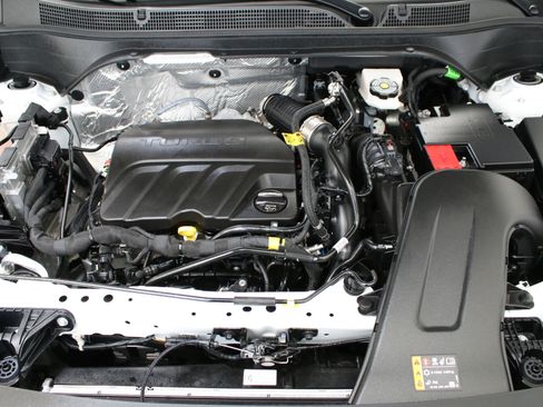 Certified 2025 Chevrolet Trax LT w/ Driver Confidence Package FWD image 28