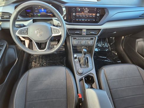 Used 2022 Volkswagen Taos SE image 2